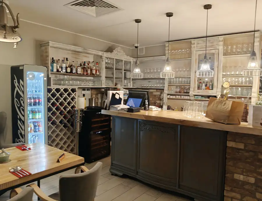 Bar z witryną, lampami i półkami